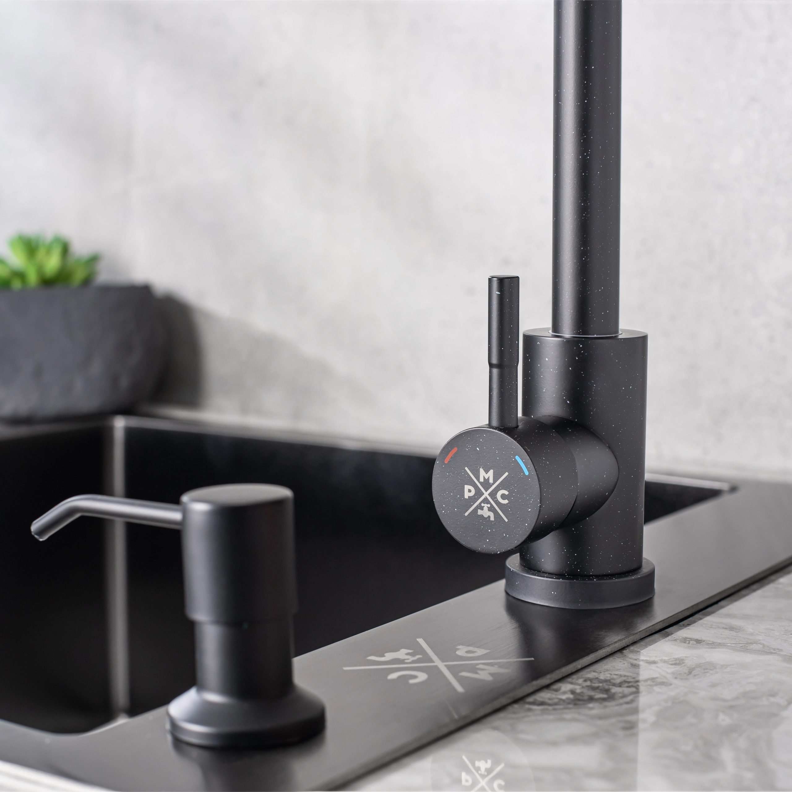 SUS124BLK-017F Смеситель для кухни, ø35