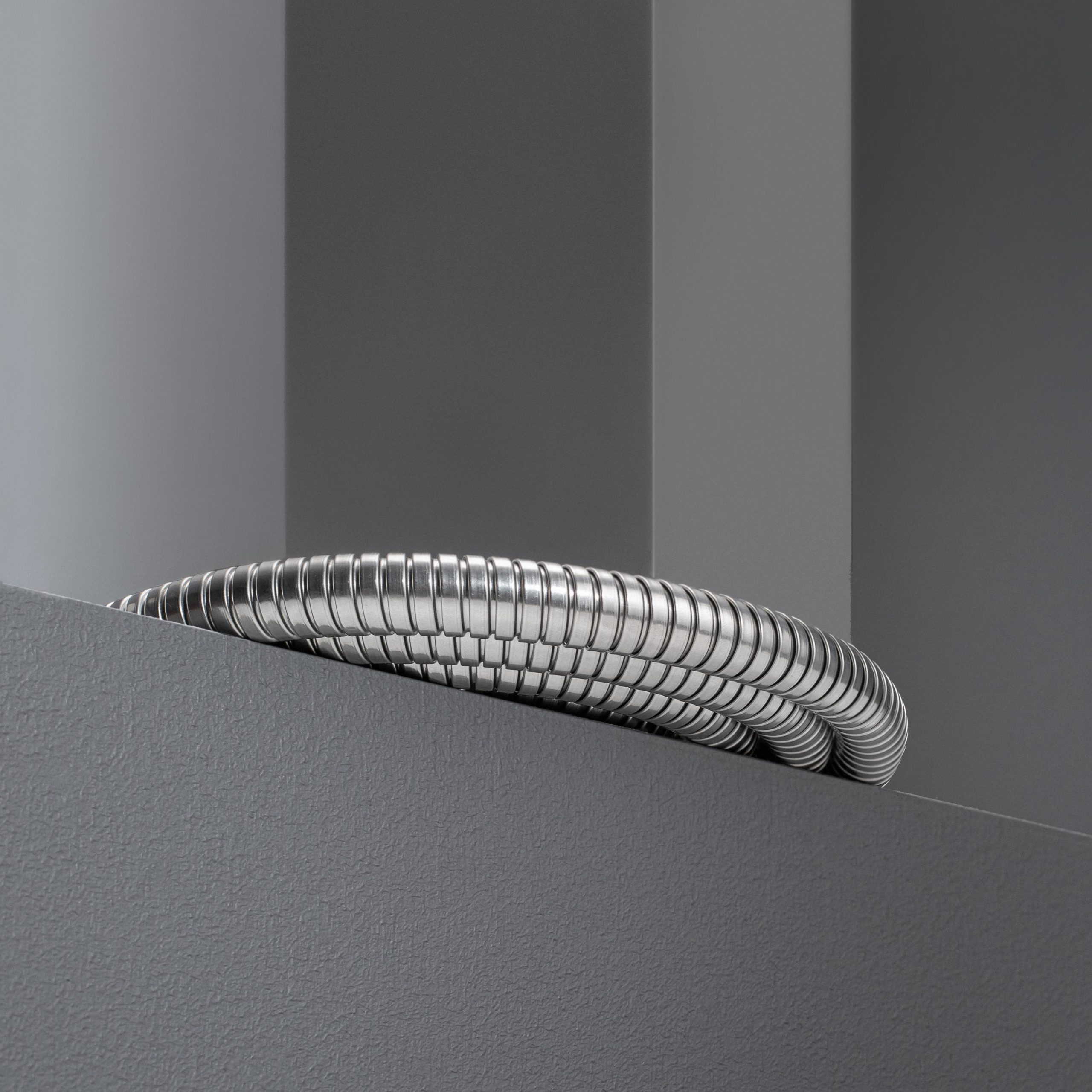 SH 02 Шланг для душа с двойным замком, растяжной (150см-210см)